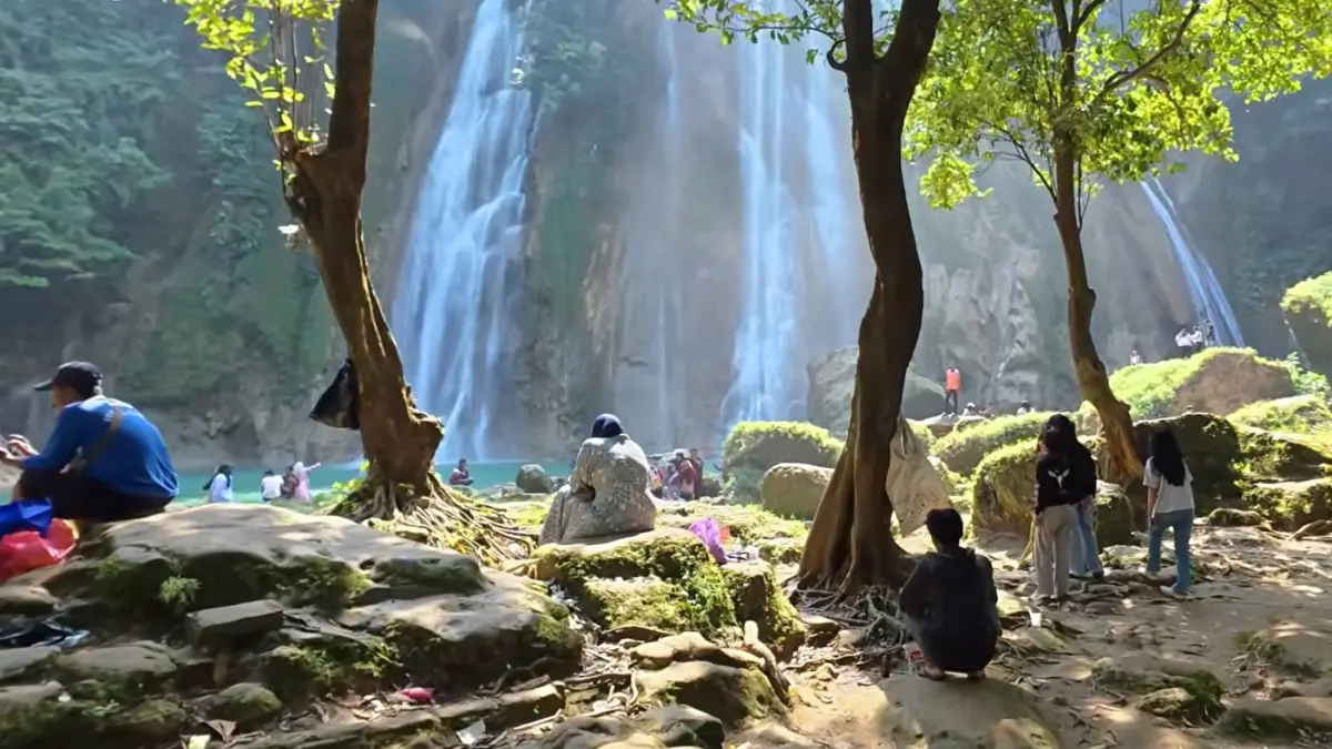Suasana Curug Cikaso yang berada di Kabupaten Sukabumi. (Foto: YouTube @Bangeddhyompong)