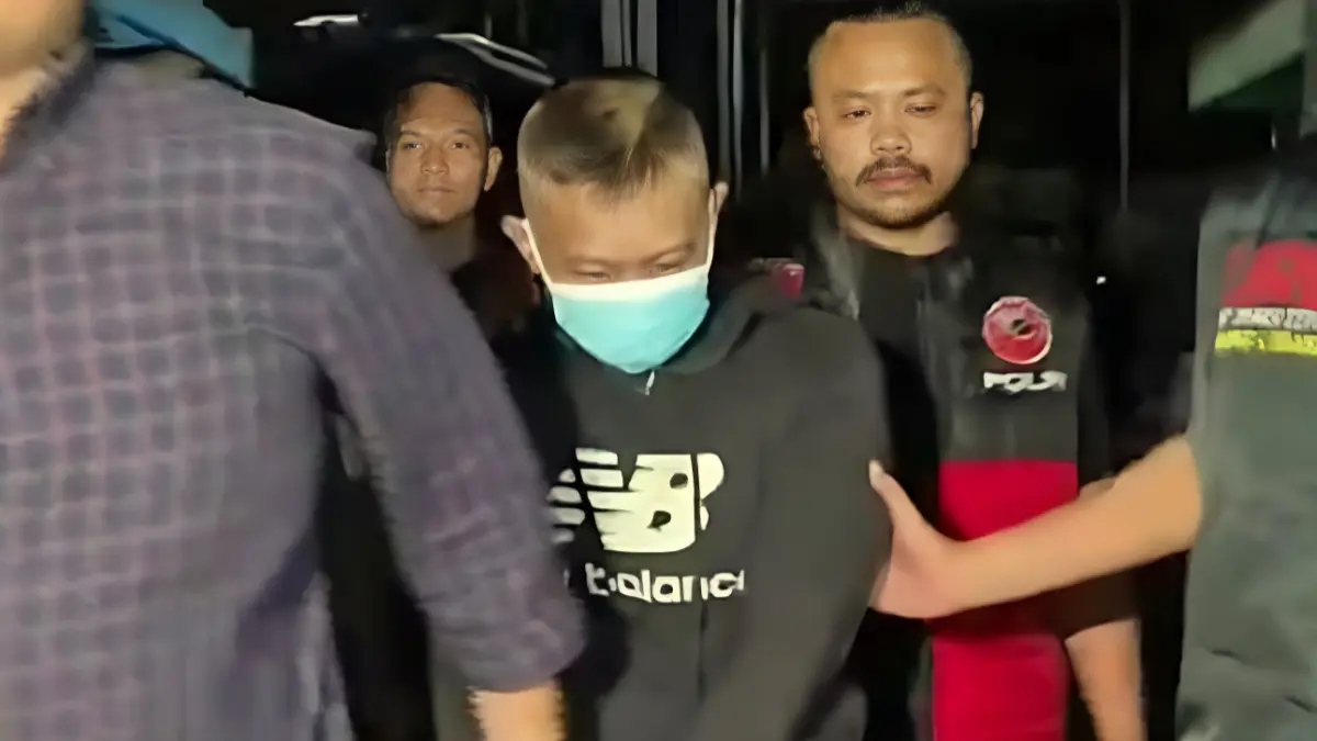 Taufik Hidayat dibawa tim Polda Jawa Barat.
