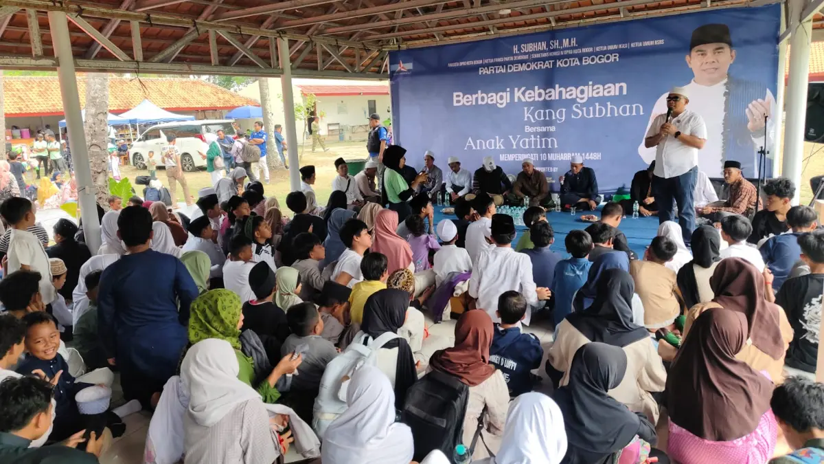 Anggota DPRD Kota Bogor Subhan menyerahkan santunan kepada anak yatim piatu dalam kegiatan Subhan Berbagi Kebahagiaan sekaligus memberangkatkan ratusan peserta untuk berwisata ke Pantai Anyer, Banten, Kamis, 25 Juni 2026. Foto: Dok pribadi