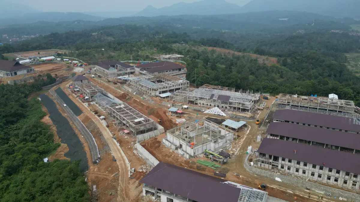 Foto udara sekolah rakyat di Desa Sipak, Jasinga, Kabupaten Bogor. Foto: Dzikry/Radar Bogor.