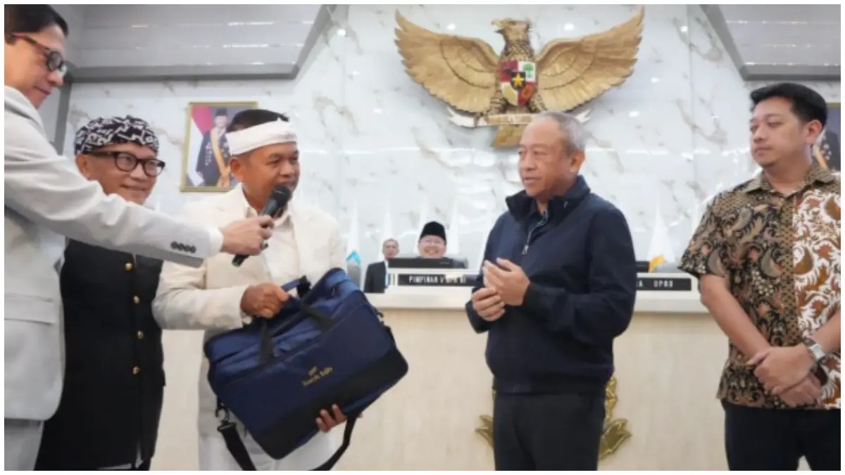 Gubernur Jawa Barat Dedi Mulyadi saat menyerahkan bonus Rp1 miliar buat skuad Persib Bandung.