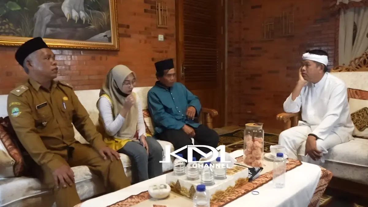 Gubernur Jawa Barat saat bertemu dengan Kepala Desa Ciaro membahas sosok Taufik Hidayat. (Foto: Youtube Kang Dedi Mulyadi Channel)