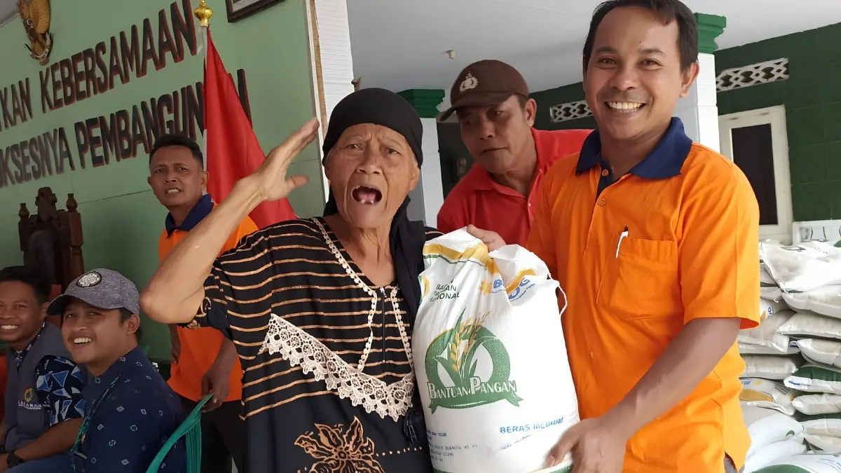 Ilustrasi penyaluran bansos beras. (Foto: ppid-desa.jemberkab.go.id)