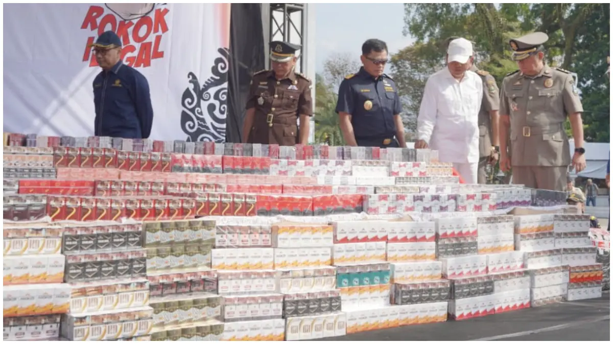 Pemusnahan rokok ilegal di Alun-Alun Kabupaten Garut, Rabu 24 Juni 2026.&nbsp;