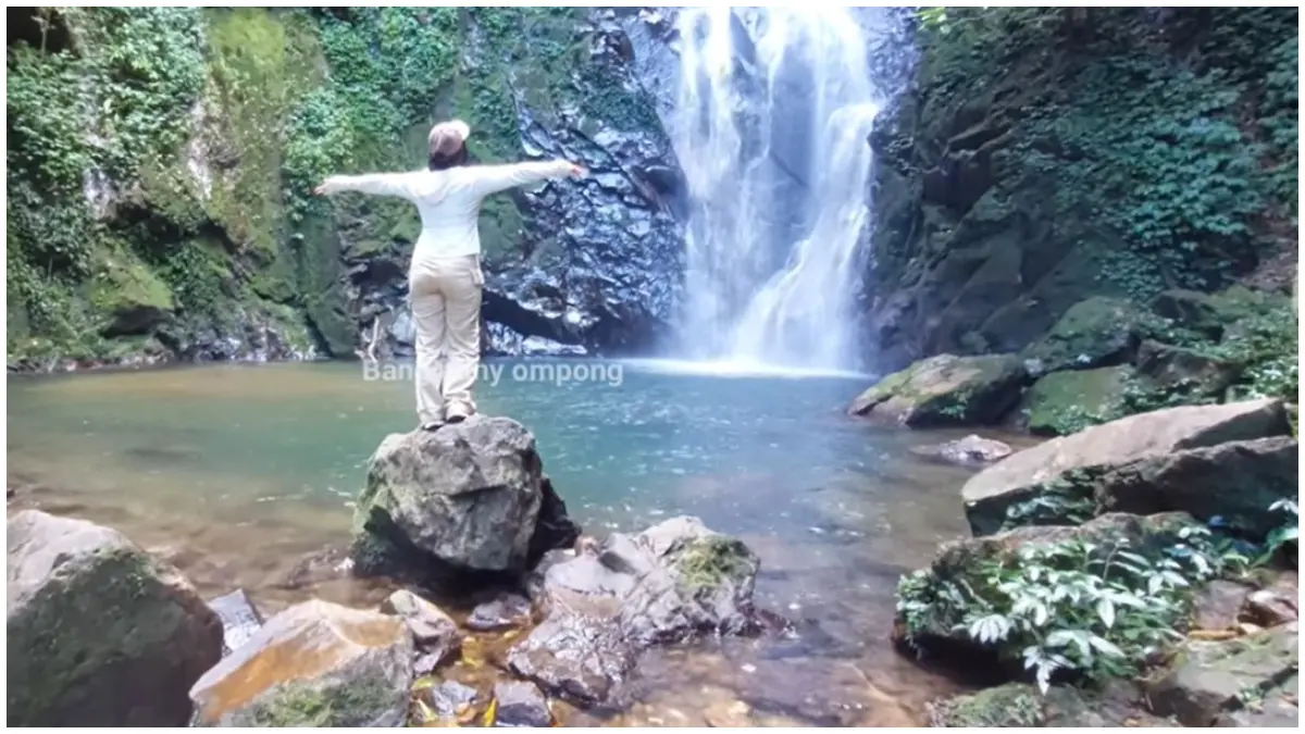 Potret dari suasana yang ada di Curug Ciporolak, Lebak Banten. (Foto: Kanal YouTube @Bangedhyompong)