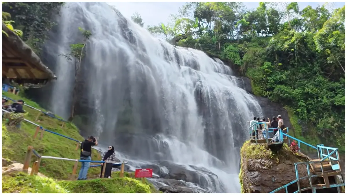 Suasana yang ada di Curug Cikondang, Cianjur dengan menawarkan spot yang indah. (Foto: YouTube @bangedhyompong)