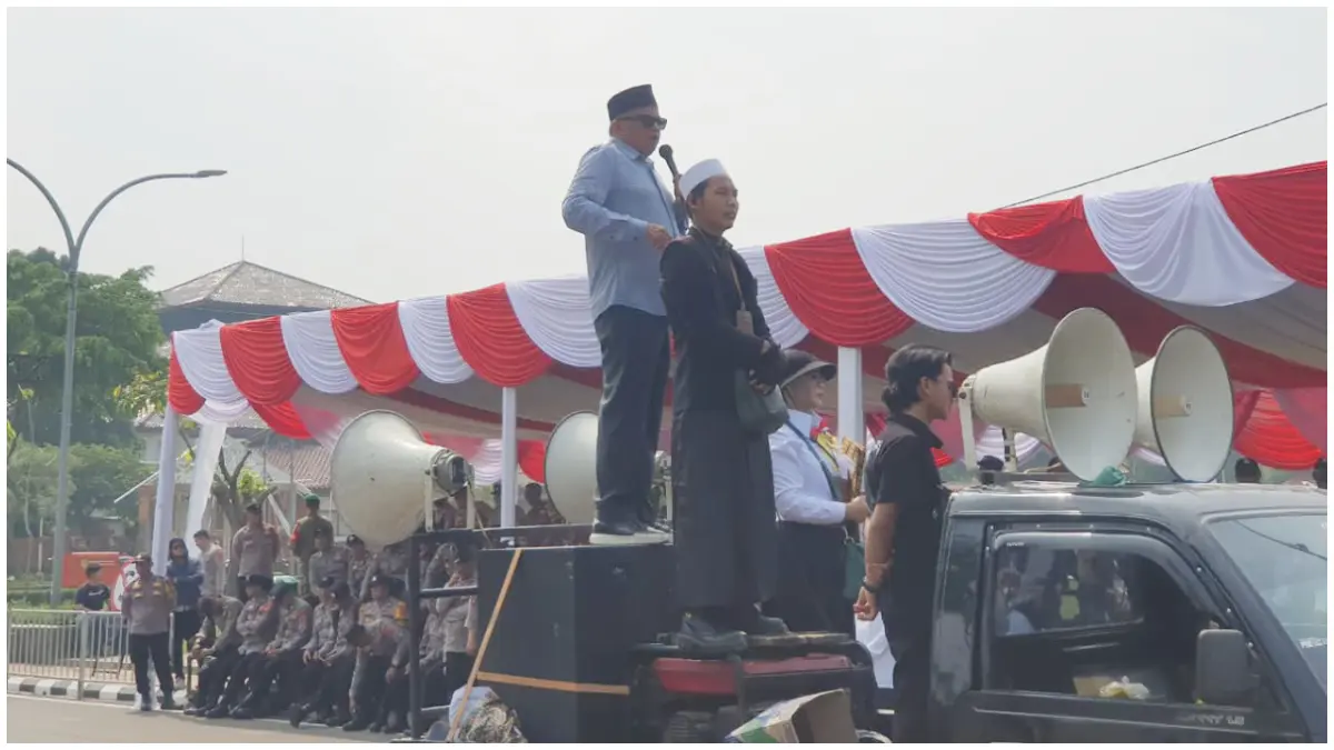 Anggota DPR RI, Mulyadi saat menyampaikan sambutan pada aksi damai di sekitar Alun-Alun Kabupaten Bogor. (Foto : Billy/Radar Bogor)
