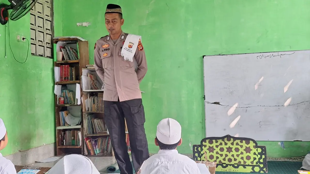 Anggota Polresta Bogor Kota Bripka Agus Pramono mengajar santri di Pondok Pesantren Al-Haniifiyyah 3 Bogor. (Dede/Radar Bogor)