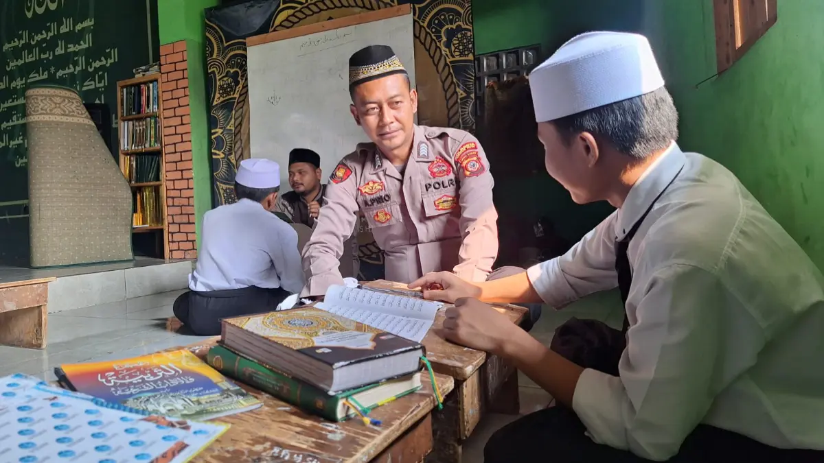 Anggota Polresta Bogor Kota Bripka Agus Pramono mengajar santri di Pondok Pesantren Al-Haniifiyyah 3, Karadenan, Cibinong, Kabupaten Bogor. (Dede/Radar Bogor)
