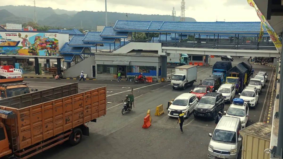 Arus kendaraan Pelabuhan ASDP Ketapang, Banyuwangi mulai normal, Jumat (26/6/2026).  (Fredy Rizki _ Radar Banyuwangi)
