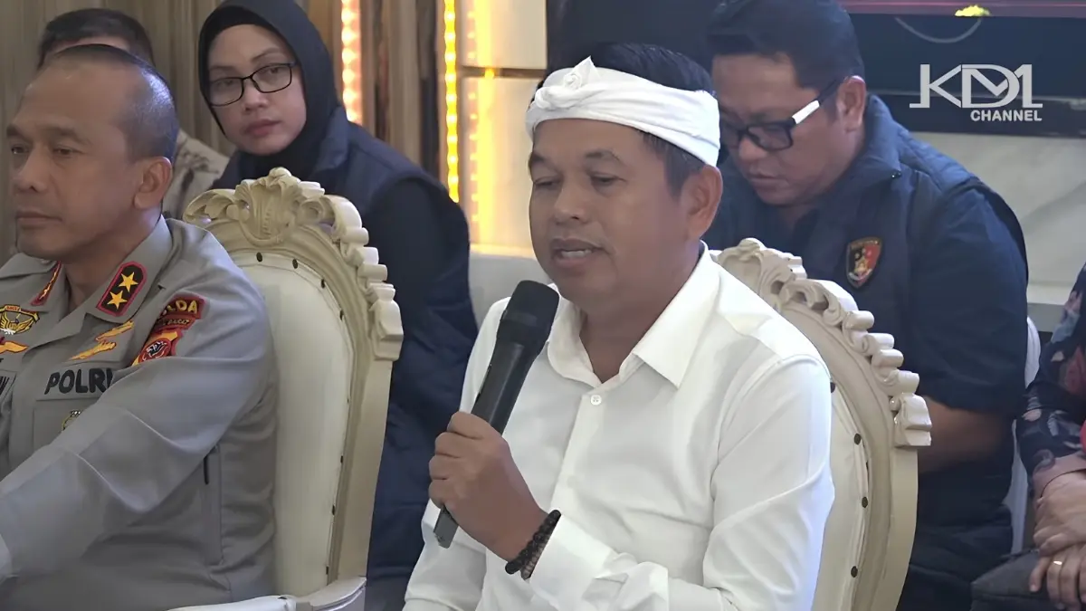 Gubernur Jawa Barat Dedi Mulyadi saat membahas kasus Taufik Hidayat, terduga penganiaya pacar. (Foto: Youtube Kang Dedi Mulyadi Channel)