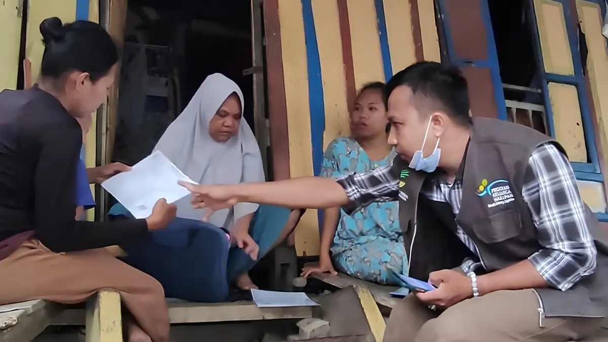 Ilustrasi KPM bansos dan pendamping sosial. (Foto: Youtube Info Bansos)