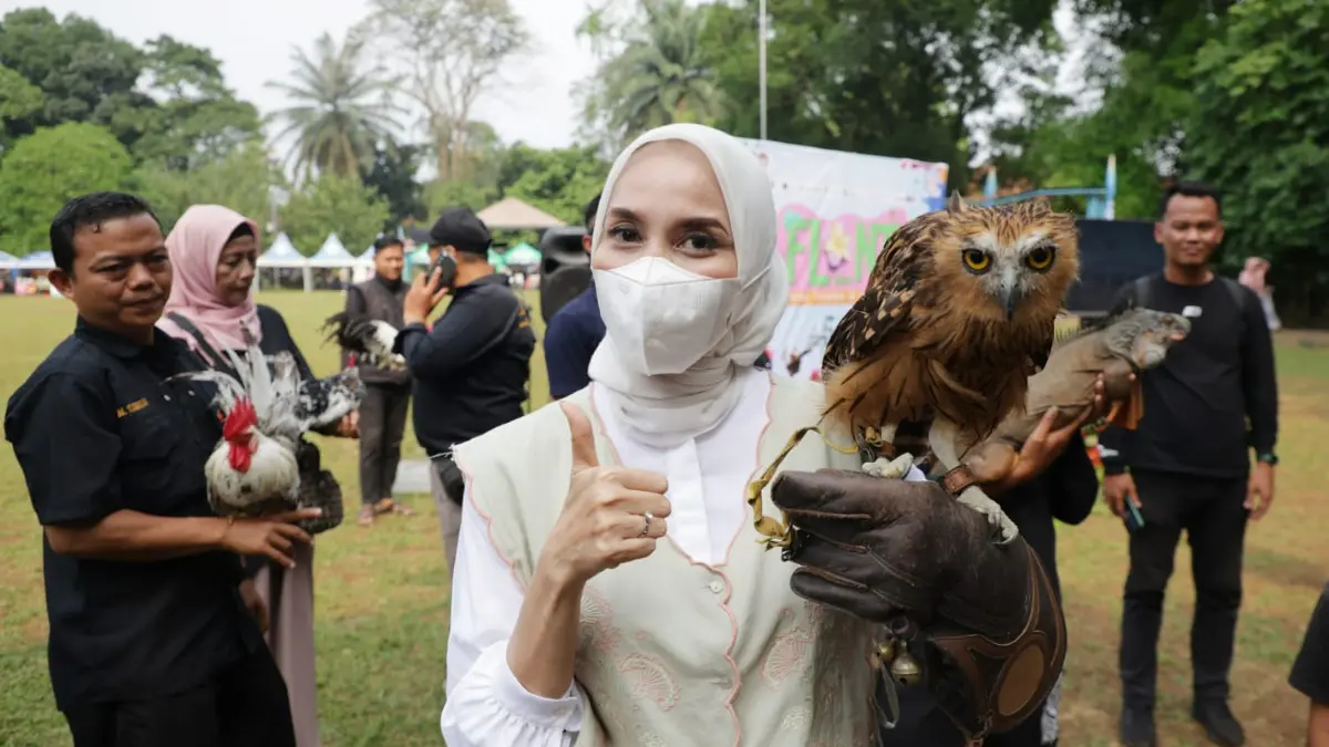 Ketua Tim Penggerak PKK Kota Bogor saat hadir pada Festival Flora dan Fauna (Flona) di Taman Heulang. (Dok. Humas Pemkot Bogor)