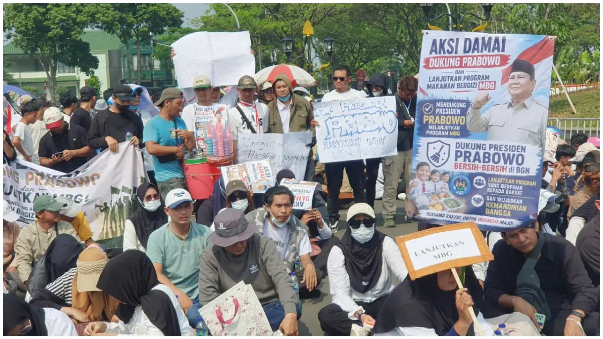 Masa aksi saat menggelar aksi damai dukung MBG di sekitar Alun-Alun Kabupaten Bogor. (Foto: Billy/Radar Bogor)