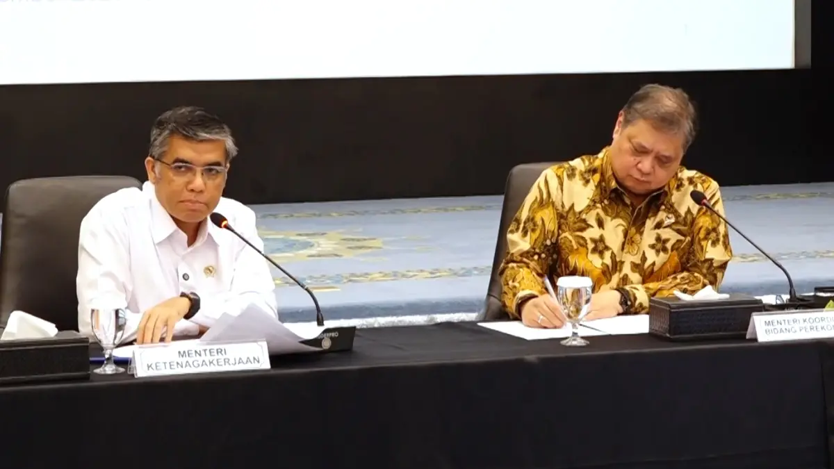 Menteri Ketenagakerjaan Prof. Yassierli (kiri) Menko Perekonomian Airlangga Hartarto (kanan). (Foto: YouTube PerekonomianRI)