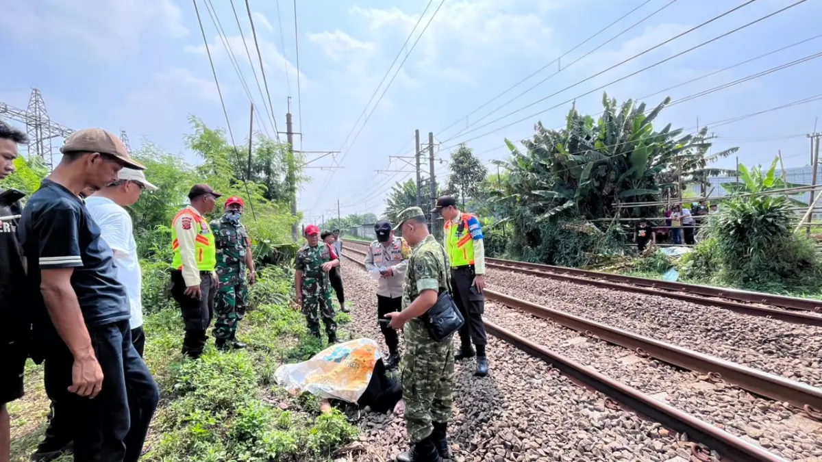 Petugas saat melakukan olah TKP di lintasan kereta Jalan Sholeh Iskandar Kota Bogor. (Foto : Dzikry/Radar Bogor)