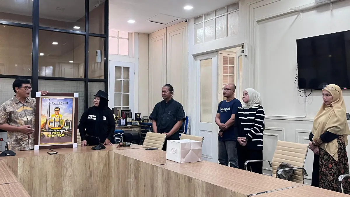 Pimpinan Radar Bogor saat memberikan penghargaan ke Kepala Dinas Lingkungan Hidup (DLH) Kota Bogor, Denni Wismanto. (Dzikri/Radar Bogor)