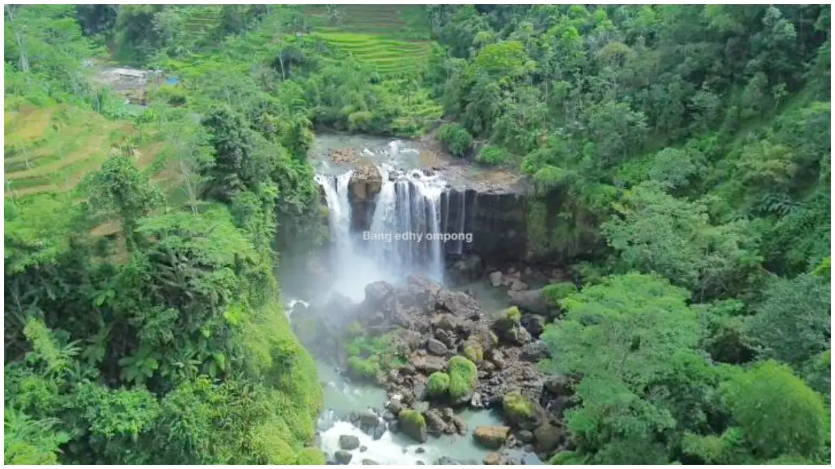 Suasana Curug Dadali di Cianjur Selatan. (Foto: Youtube @bangedhyompong)