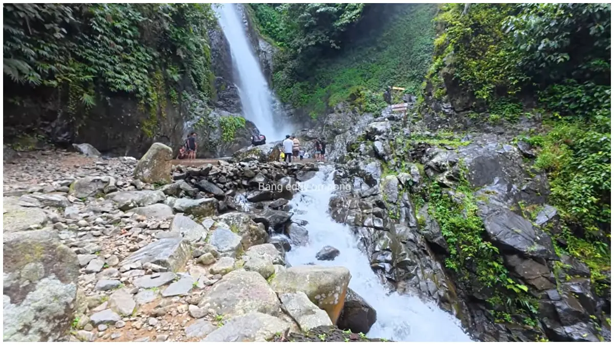 Suasana yang ada di Curug Cigentis, Karawang (Foto: YouTube @bangedhyompong)