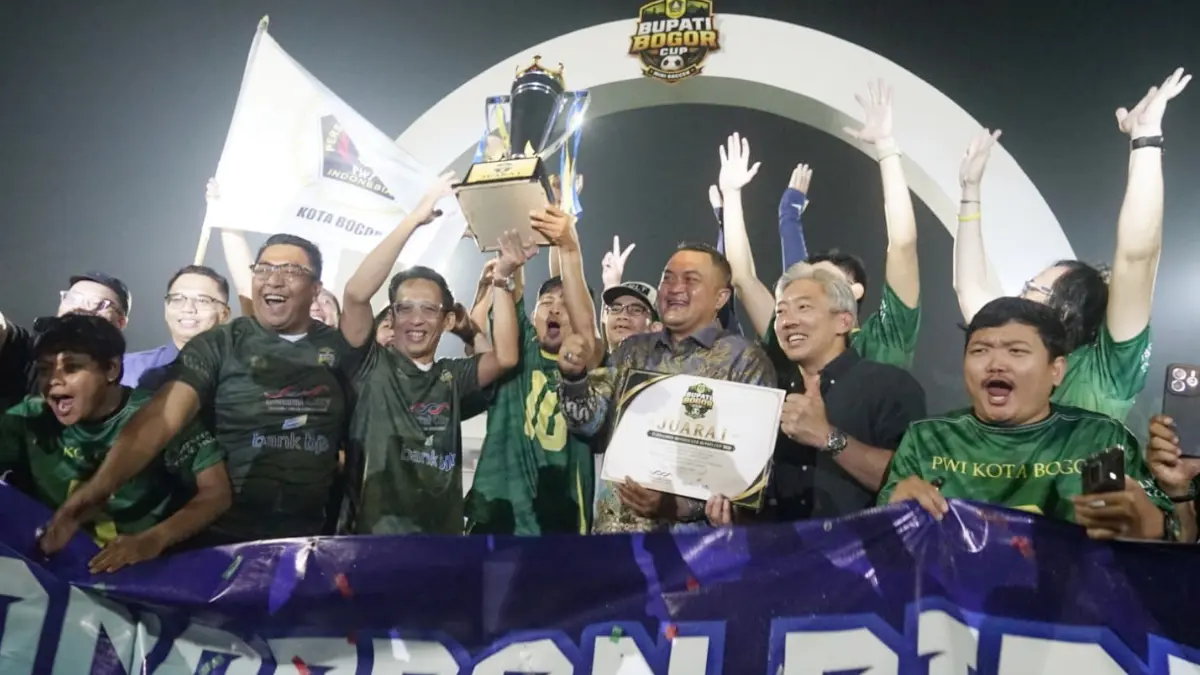 Tim mini soccer PWI Kota Bogor menjuarai Bupati Cup 2026. (Sofiansyah/Radar Bogor)