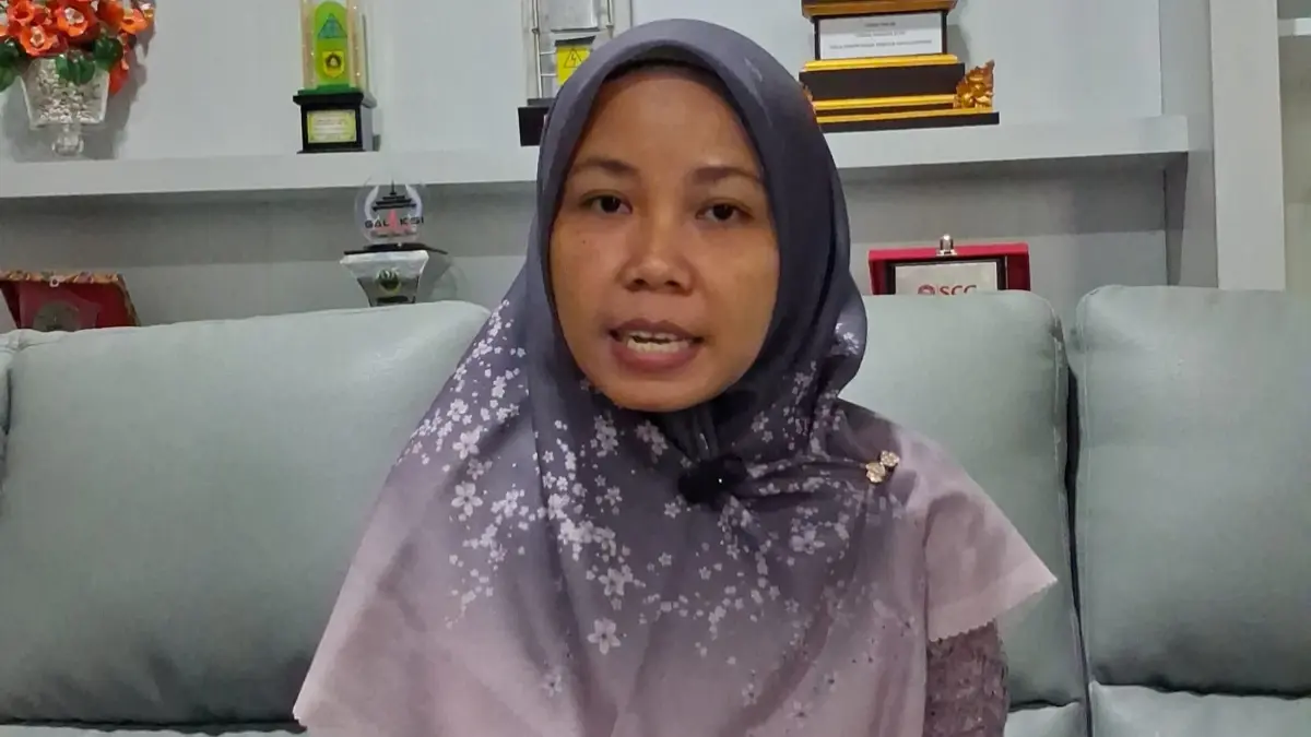 Wakasek Bidang Kesiswaan SMAN 1 Cileungsi, Farida Budiningsih saat menyampaikan keterangan kepada Radar Bogor.(Muhammad Ali/Radar Bogor)