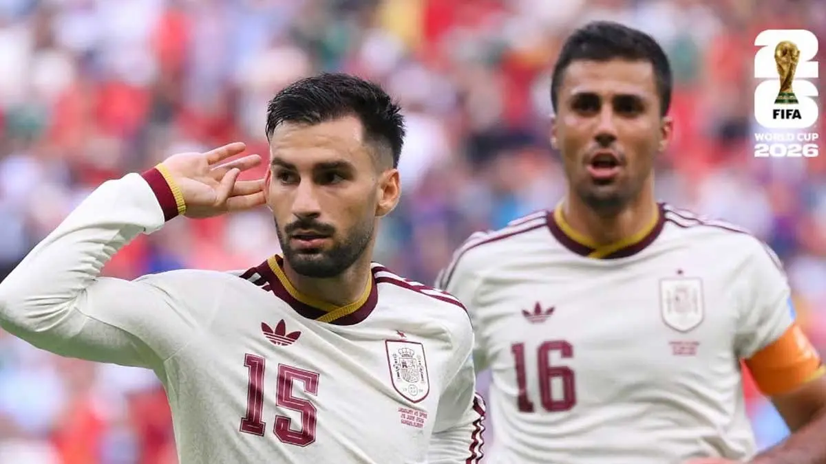 Dua pemain Spanyol saat melawan Uruguay. Foto: FIFA