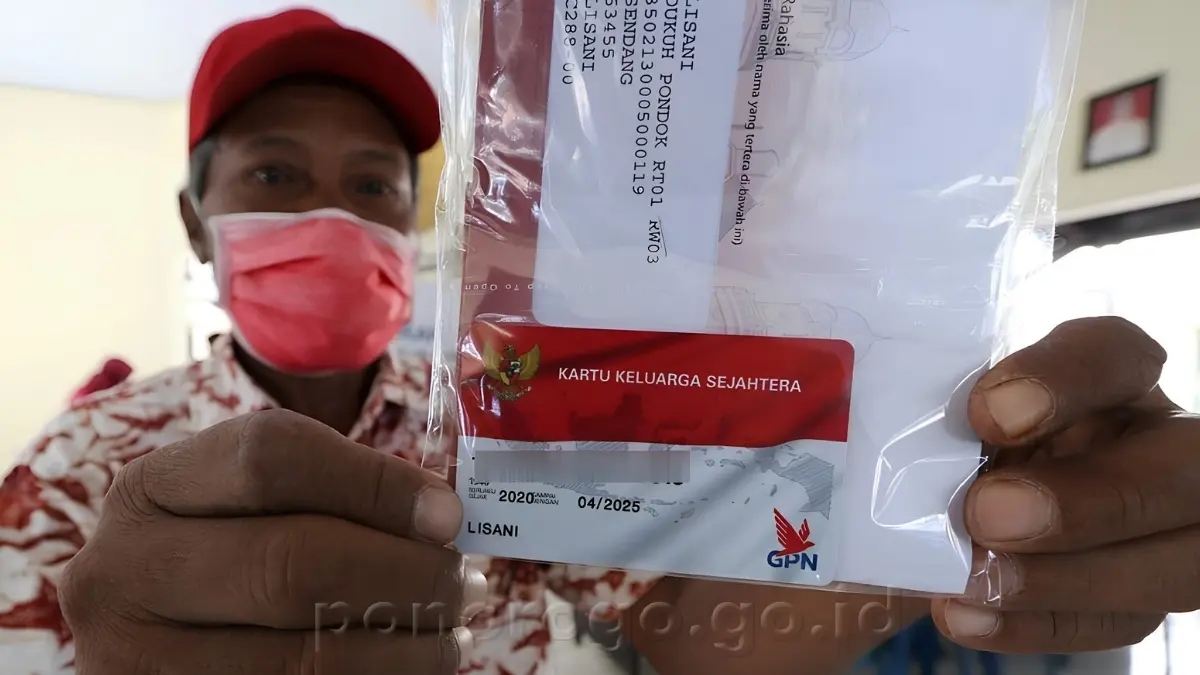 Ilustrasi KPM bansos memegang kartu KKS. (Foto: ponorogo.go.id)