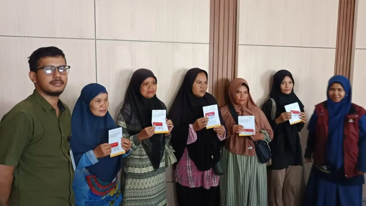 KPM bansos memegang KKS (dinsos.bandaacehkota.go.id