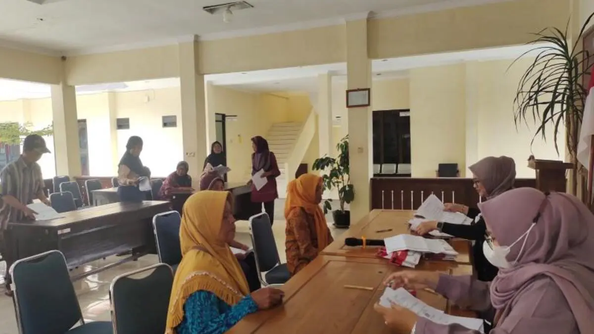 KPM bansos mengambil KKS (desatepus.gunungkidulkab.go.id)