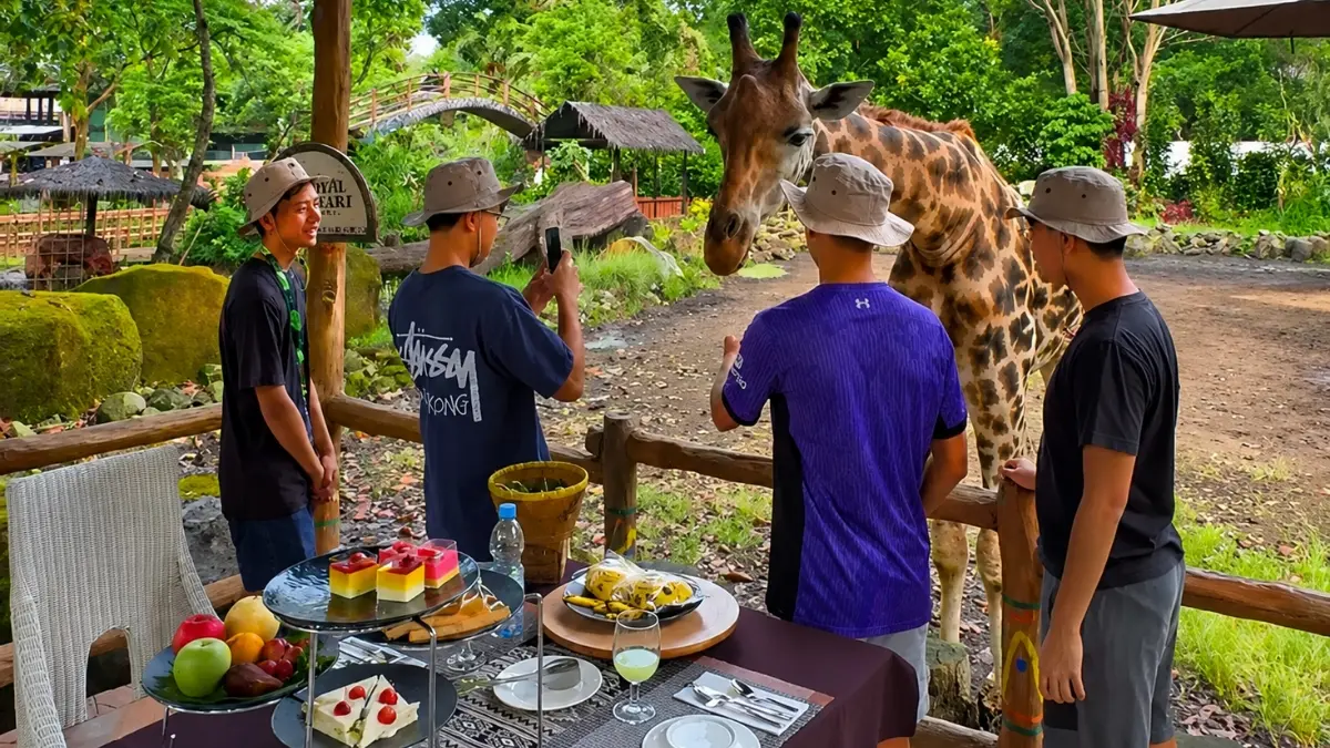 Makan ditemani jerapah di Royal Safari Garden. (Foto: Instagram @royalsafari_garden)