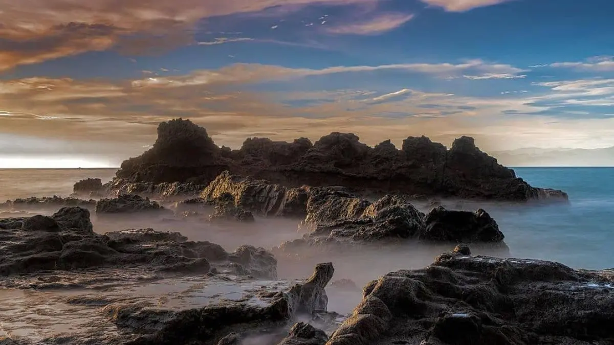 Pantai Loji Simpenan, salah satu wisata pantai di Jawa Barat. (Foto: Instagram @disparbudjabar)