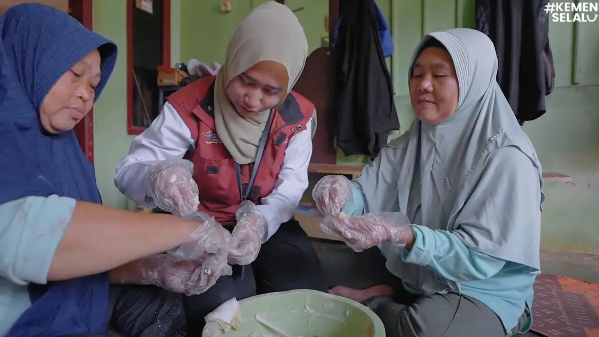 Pendampingan KPM bansos dalam program PPSE. (Foto: YouTube Kemensos RI)