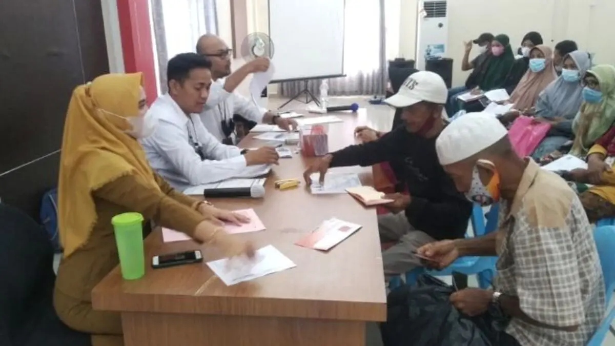 Penyaluran bansos kepada KPM (tanjungpinangkota.go.id)