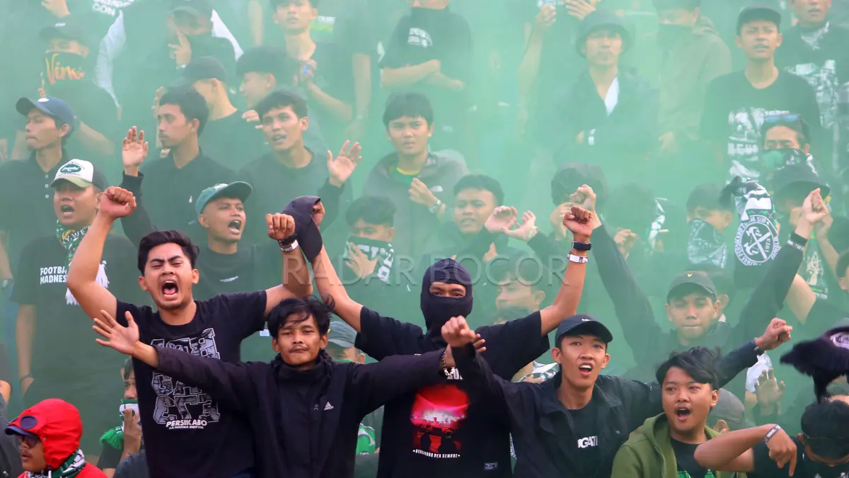 Suporter Persikabo rayakan kemenangan. Foto : Hendi Novian / Radar Bogor