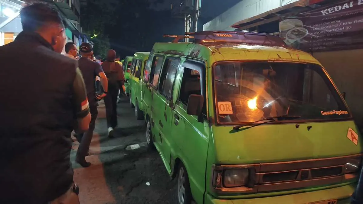 Wali Kota Bogor Dedie A Rachim saat meninjau pangkalan angkot di samping Pasar Devris. Foto: Humas Pemkot Bogor for Radar Bogor