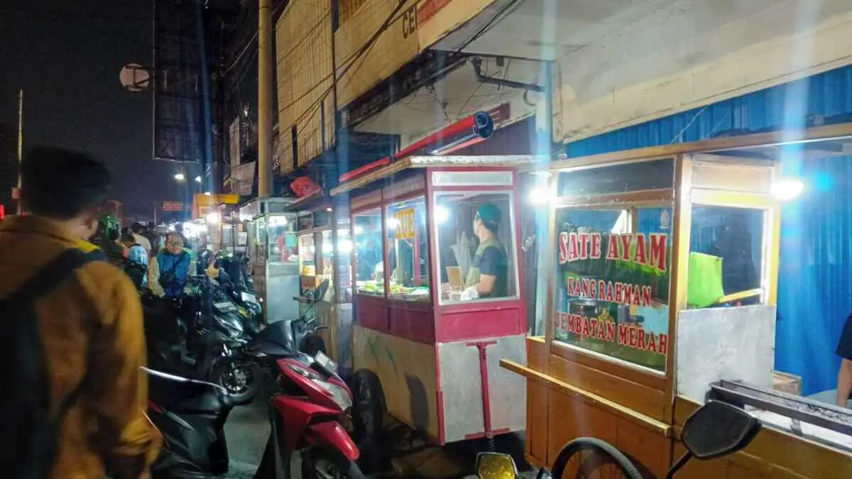 Wali Kota Bogor Dedie A Rachim (tengah) bersama jajaran Pemkot saat meninjau pedestarian di sepanjang Jalan Kapten Muslihat sampai Jembatan Merah. Foto: Fikri/Radar Bogor