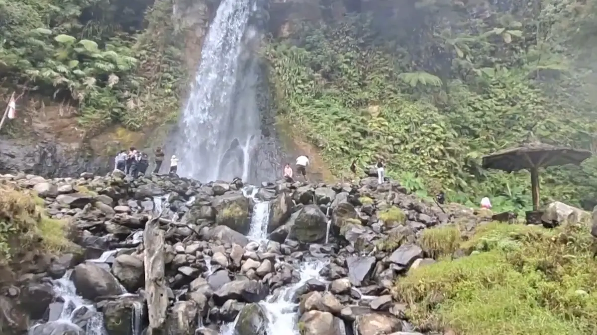 Wisata alam Curug Cibeureum Gunung Gede Pangrango. (Foto: YouTube Plesiran asik)