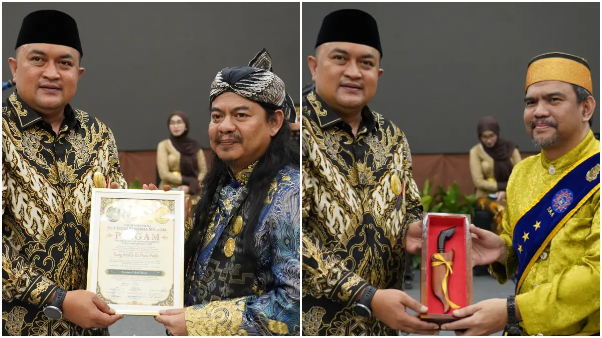 Bupati Bogor Rudy Susmanto menerima sejumlah tanda kehormatan berupa pin dan gelar kehormatan dari berbagai kerajaan dan kesultanan nusantara. (Dok. Diskominfo Kabupaten Bogor)