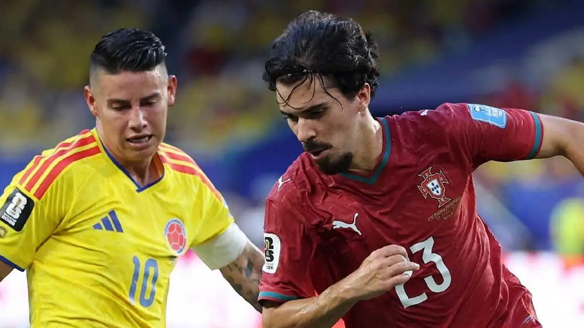 Dua pemain Protugal dan Kolombia berebut bola pada laga Grup K Piala Dunia 2026.
