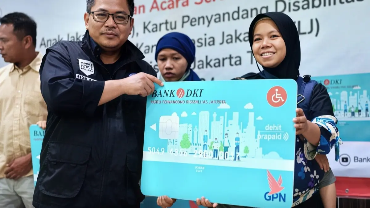 Ilustrasi penyaluran bansos PKD DKI Jakarta (Instagram @dinsosdkijakarta)