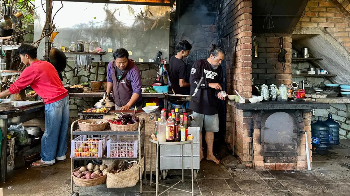Open kitchen yang bisa kita lihat saat menikmati makanan di Asap Isep Sukabumi. Foto: Indonesia A-Z