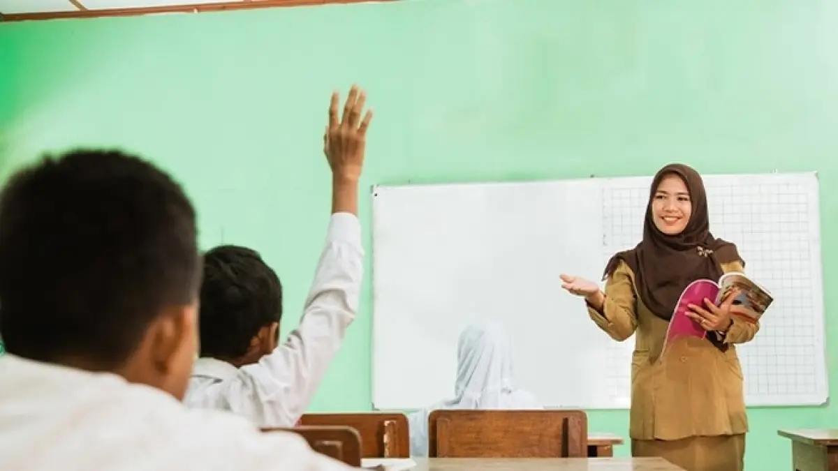 Potret guru mengajar di kelas (smpnegeri2medangderas.sch.id)
