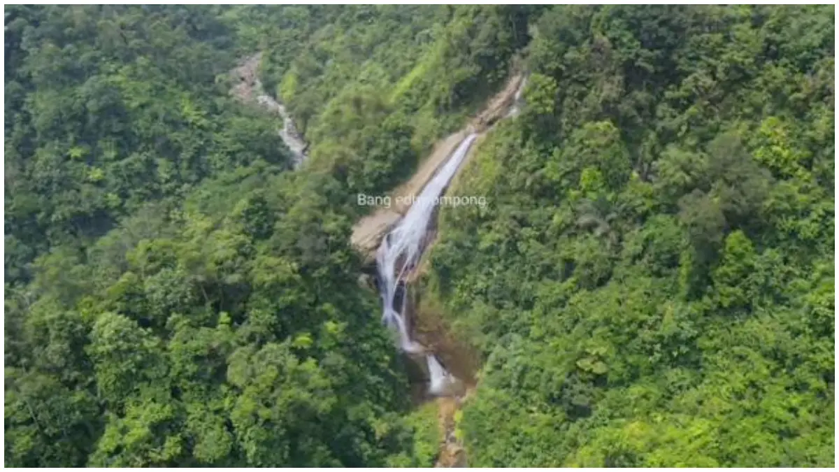 Suasana Curug Cihear dengan aliran air yang deras. (Foto: Youtube @bangedhyompong)