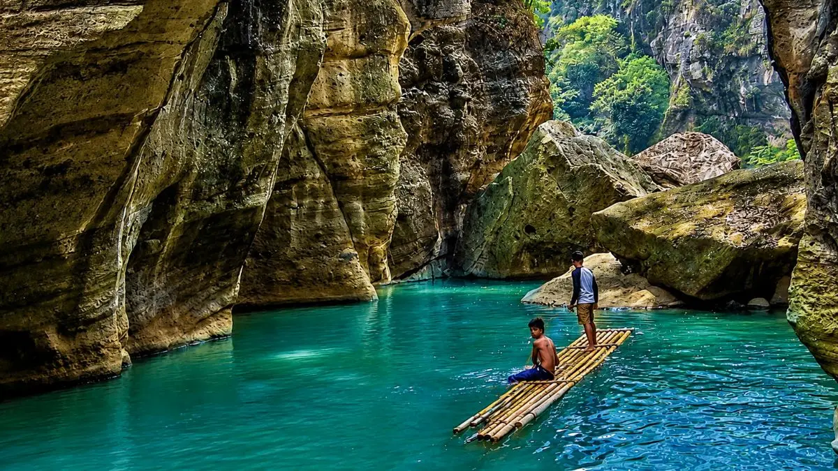 Sungai Cikahuripan, Jawa Barat. Foto: Instagram @indoflashlightjabar