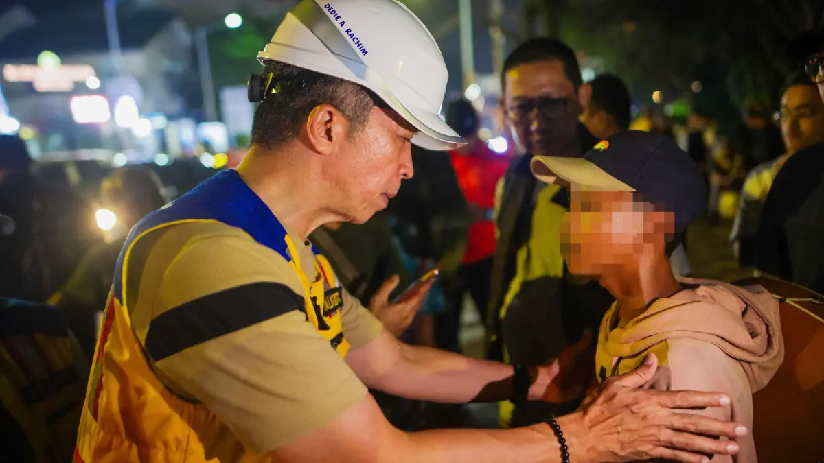 Wali Kota Bogor Dedie A Rachim bertemu seorang anak di simpang Jalan Dewi Sartika–Jalan Kapten Muslihat yang mengaku putus sekolah. (Dok. Pemkot Bogor)