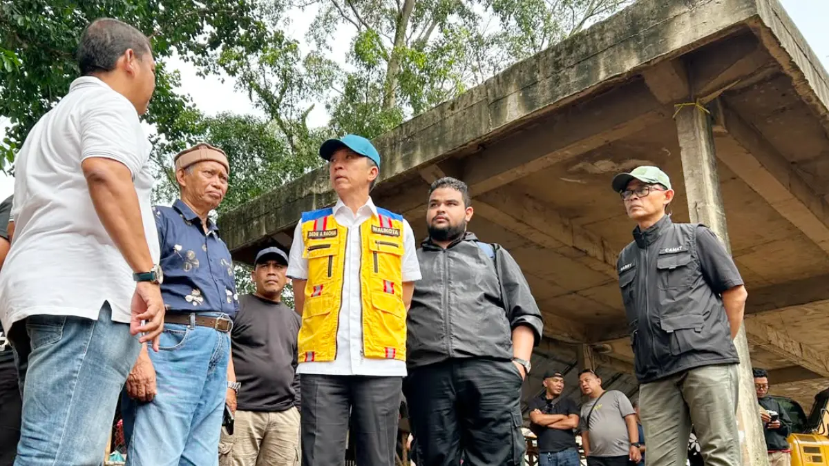 Wali Kota Bogor Dedie A Rachim saat meninjau calon lokasi Alun-Alun Empang. (Fauzan/Radar Bogor)