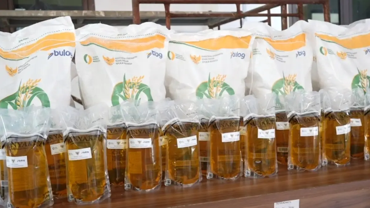 Bansos beras dan minyak. (Foto: YouTube TV BULOG)