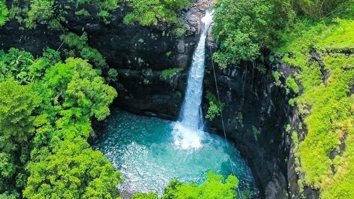 Curug Larangan, salah satu wisata air terjun di Sukabumi. (Foto: Instagram @cokobay10)
