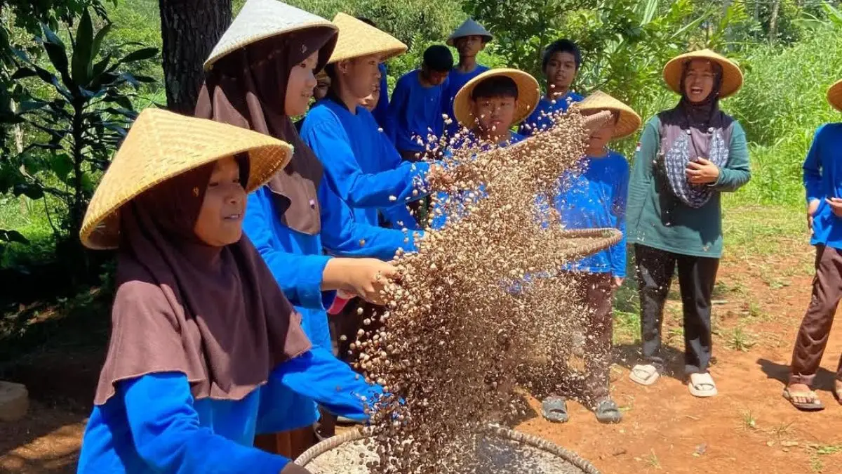 Kegiatan di Desa Wisata Hanjeli, Sukabumi. (Foto:  Instagram @desawisatahanjeli)