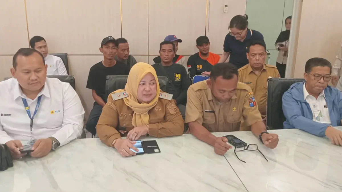 Kepala Dinas PUPR Kota Bogor Juniarti Estiningsih saat menjelaskan terkait meninggalnya salah seorang pegawai Dinas PUPR. (Fauzan/Radar Bogor)